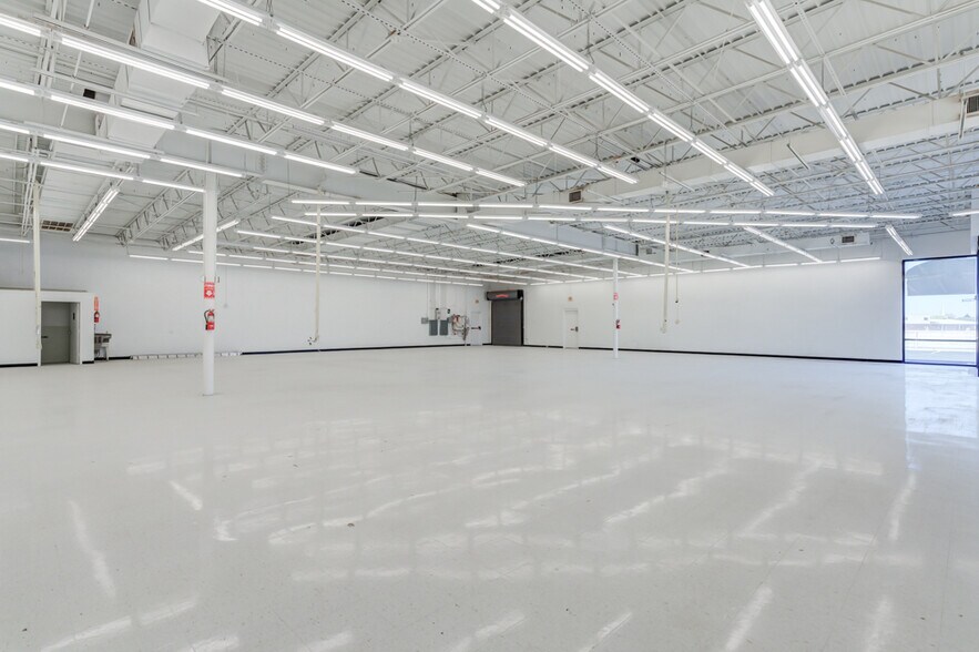 More Photos Of 5819 4th St, Lubbock Freestanding For Lease