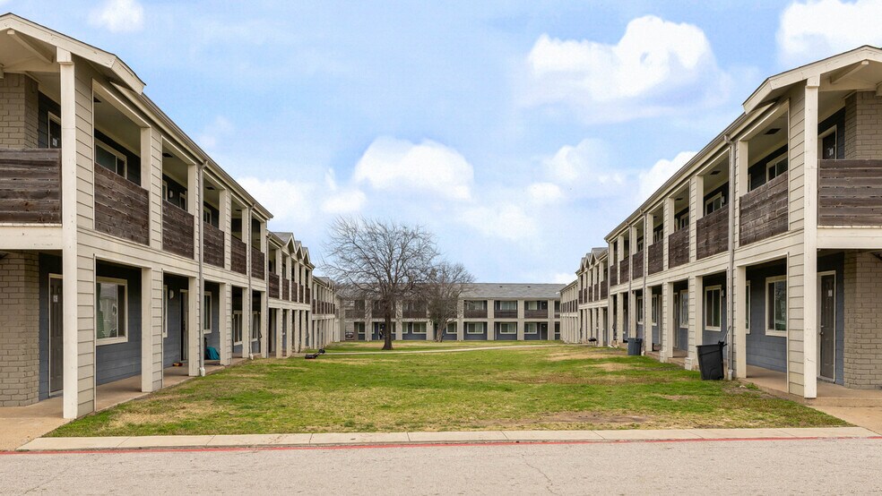 Primary Photo Of 911 W Wheatland Rd, Dallas Multifamily For Sale