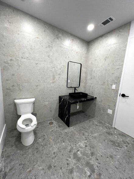 More Photos Of 7300 Riverside Dr, Irving General Retail For Lease