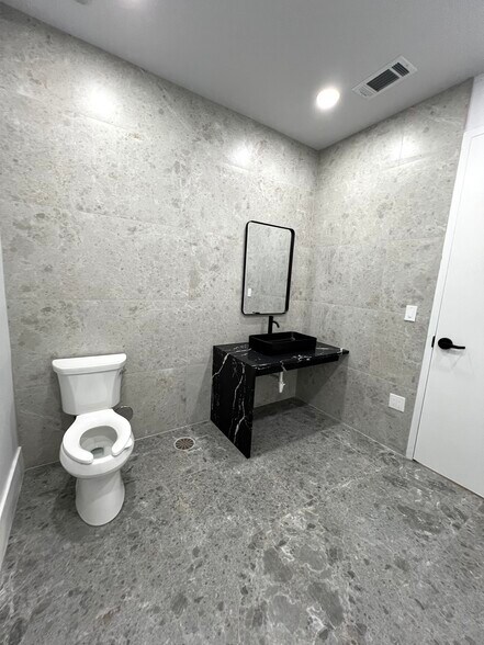 More Photos Of 7300 Riverside Dr, Irving Freestanding For Lease