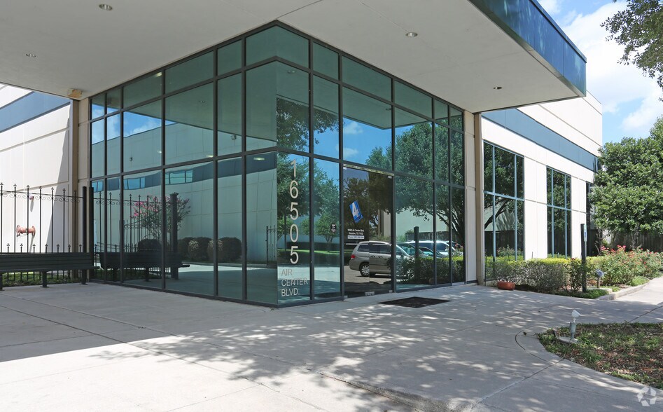 More Photos Of 16503 Air Center Blvd, Houston Unknown For Lease