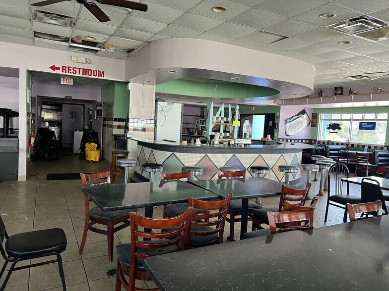 More Photos Of 223 9th Ave S, Jacksonville Beach Restaurant For Lease
