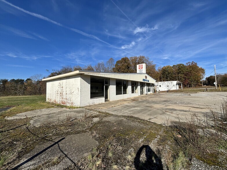 More Photos Of 2527 Main St, Hurt Flex For Sale