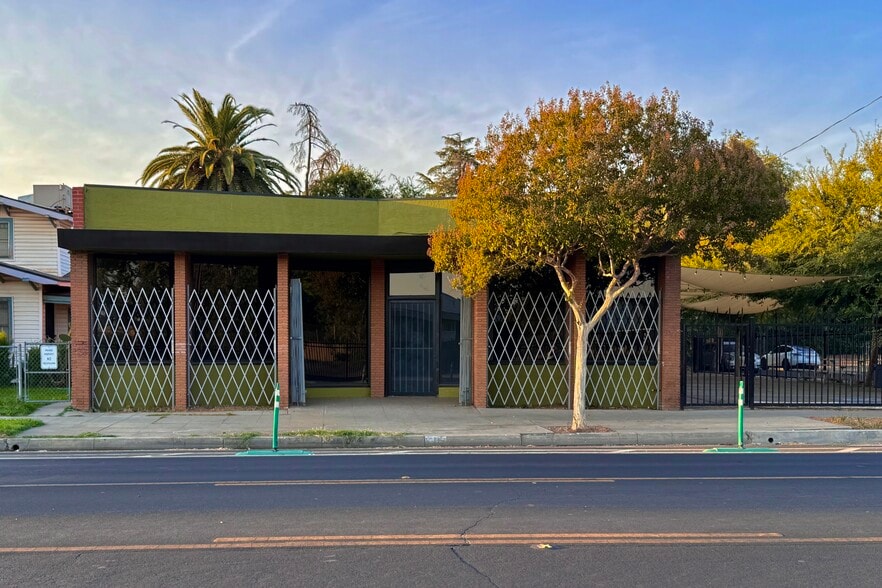More Photos Of 741 E Belmont Ave, Fresno Freestanding For Lease