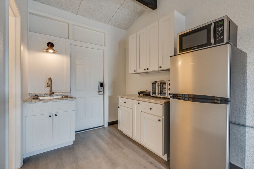 More Photos Of 15589 Lee Hwy, Bristol Apartments For Sale