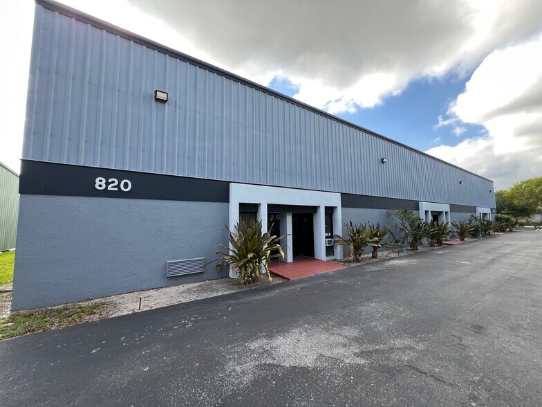 More Photos Of 820 N 8th St, Lantana Warehouse For Lease