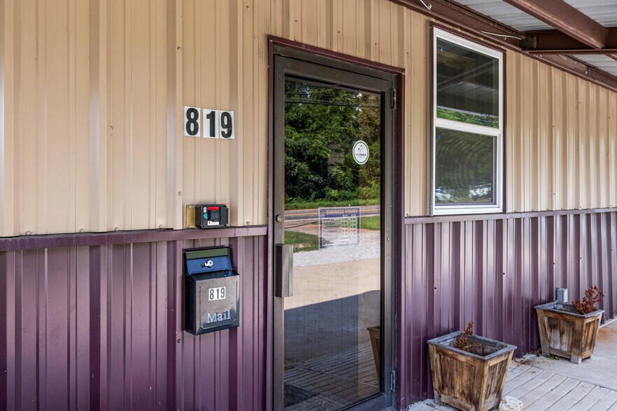 More Photos Of 819 N Main St, Gladewater Flex For Sale