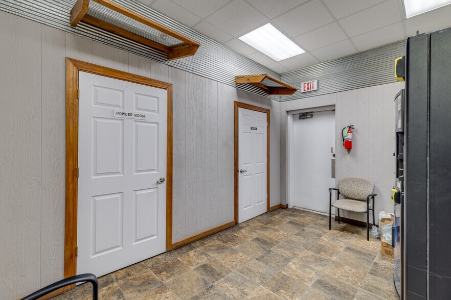 More Photos Of 1600 Jonesboro St, West Monroe Storefront Retail Office For Sale