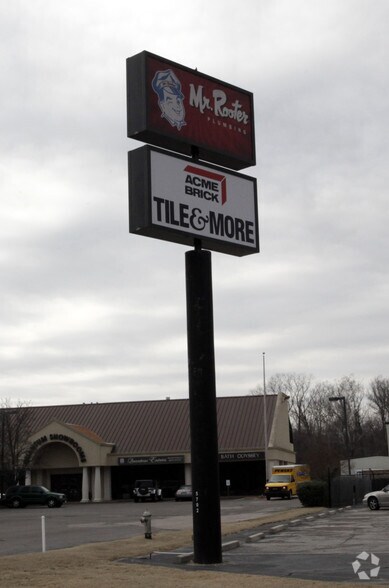 More Photos Of 5702 Summer Ave, Memphis Flex For Sale