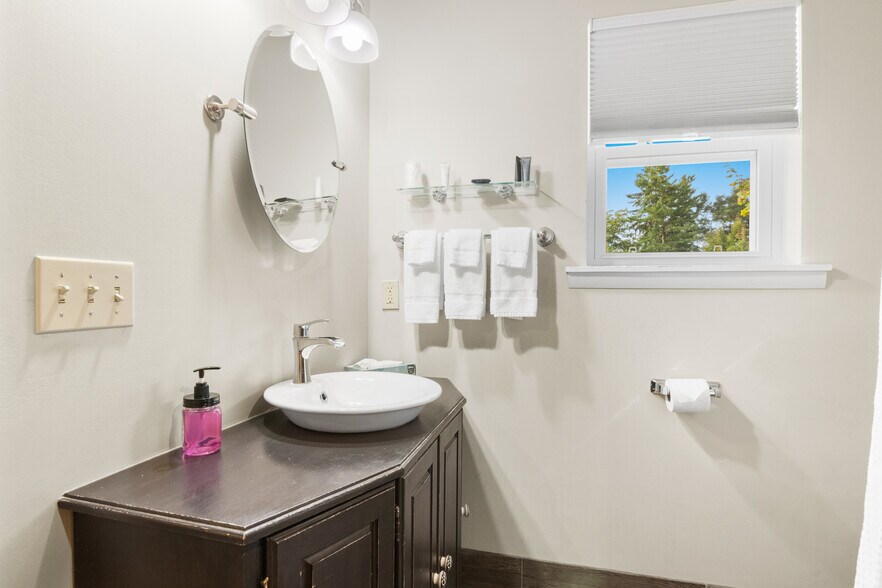 More Photos Of 4871 U.S. 31, Eastport Hotel For Sale