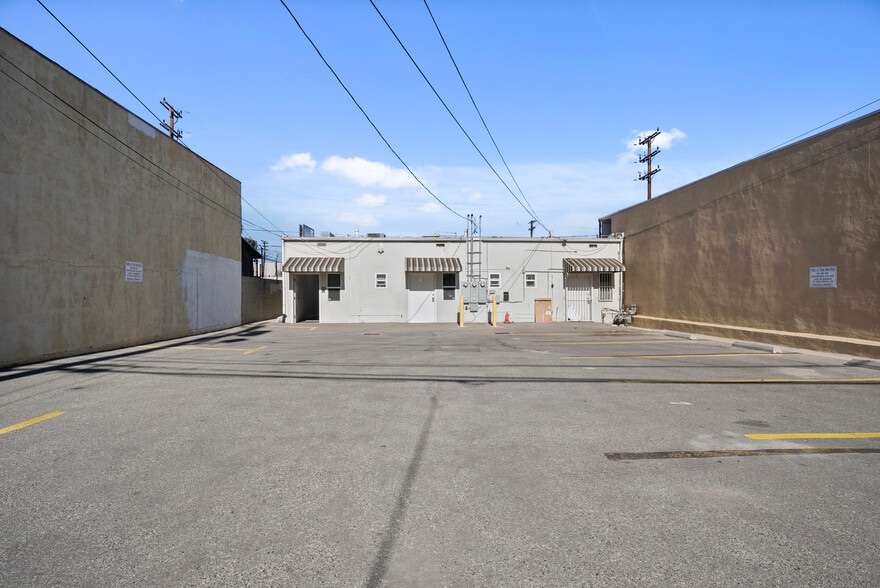 More Photos Of 22750-22754 Ventura Blvd, Woodland Hills Storefront For Lease