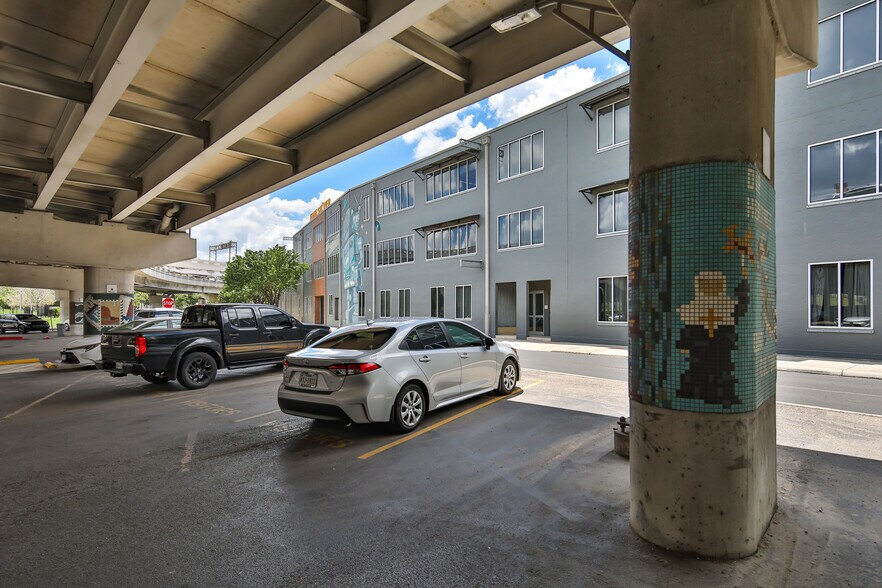 More Photos Of 816 Camaron St, San Antonio Office For Lease