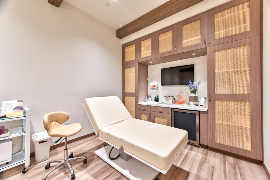 More Photos Of 5770 S Durango Dr, Las Vegas Medical For Sale