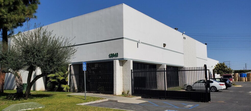 Primary Photo Of 13942 Orange Ave, Paramount Manufacturing For Sale
