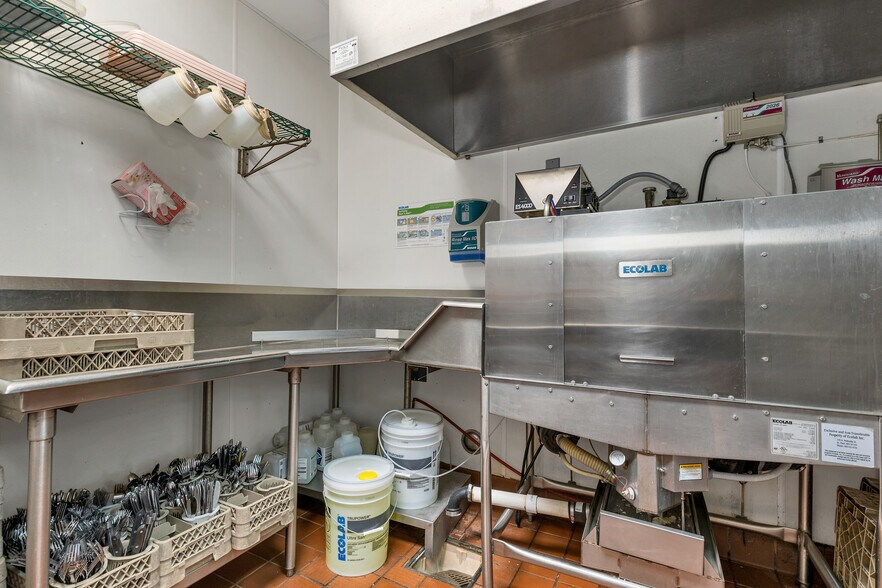 More Photos Of 224 S River Rd, Bedford General Retail For Sale