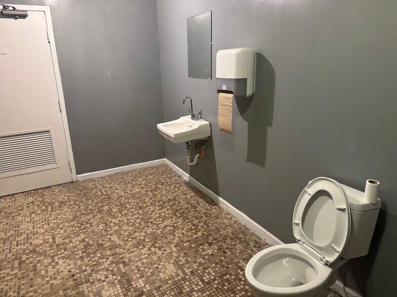 More Photos Of 1402 Western Blvd, Tarboro Auto Repair For Lease