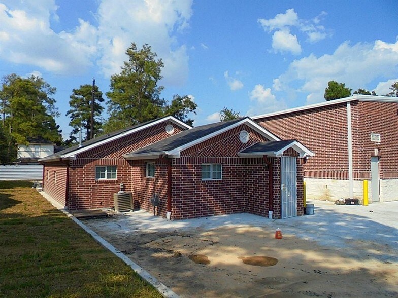 More Photos Of 11126 Timber Crest Dr, Houston Warehouse For Lease