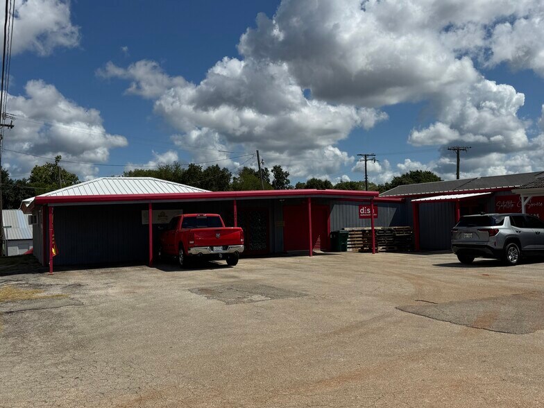 More Photos Of 706 N Perry St, Palestine General Retail For Sale
