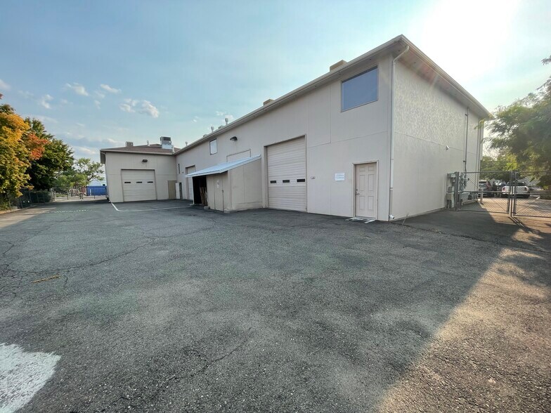 More Photos Of 560 S Commercial Dr, Grand Junction Light Distribution For Lease