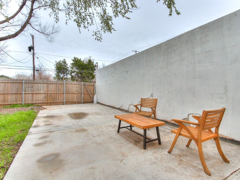 More Photos Of 527 E Main St, Norman Storefront For Lease