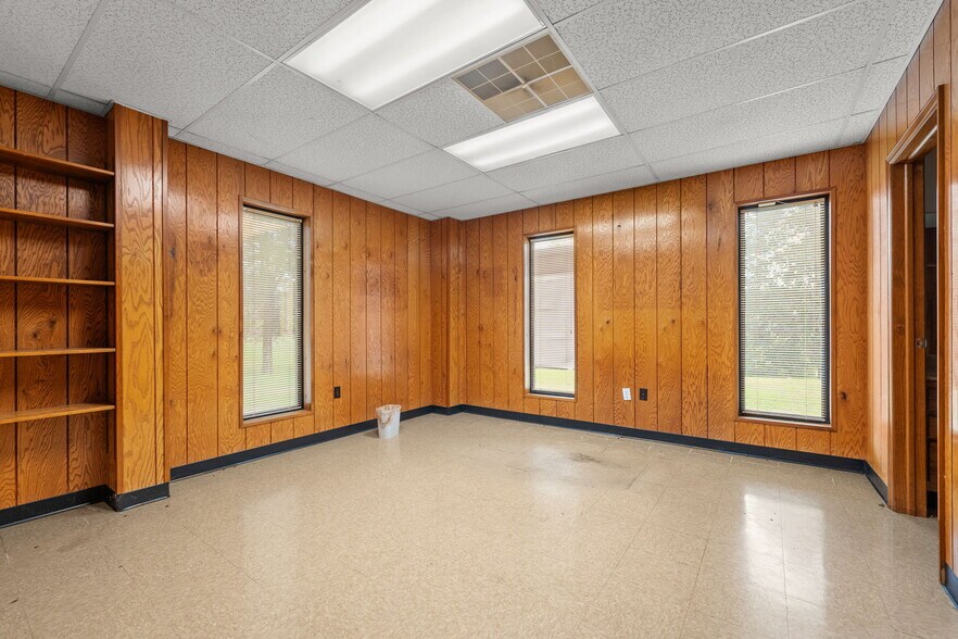 More Photos Of 2245 A Air Park Dr, Burlington Warehouse For Lease