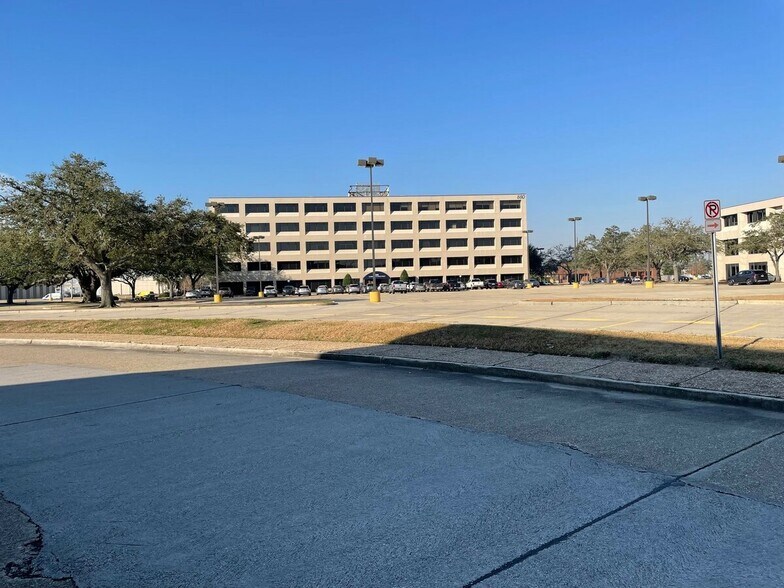 More Photos Of 880 W Commerce Rd, New Orleans Office For Lease