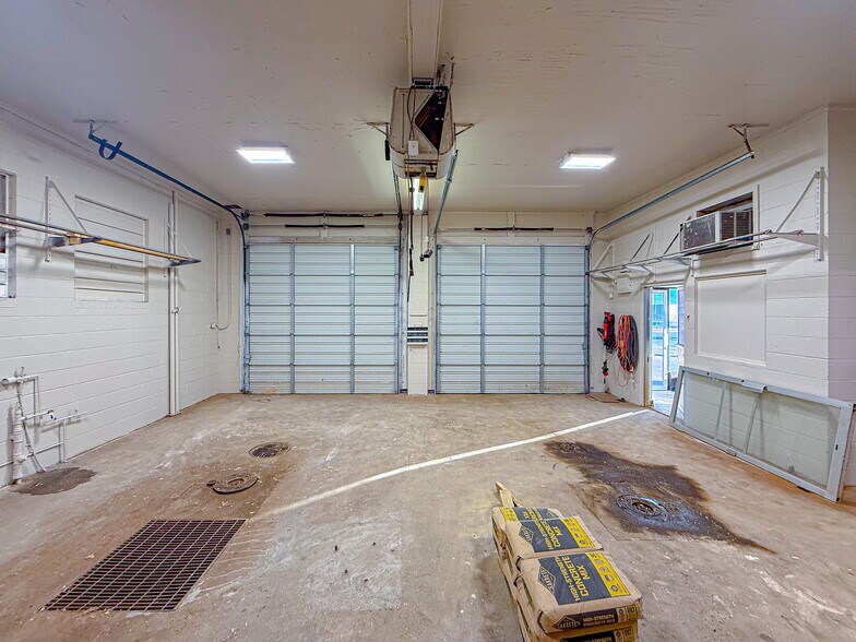 More Photos Of 12007 N I-35 Service Rd, Oklahoma City Service Station For Lease