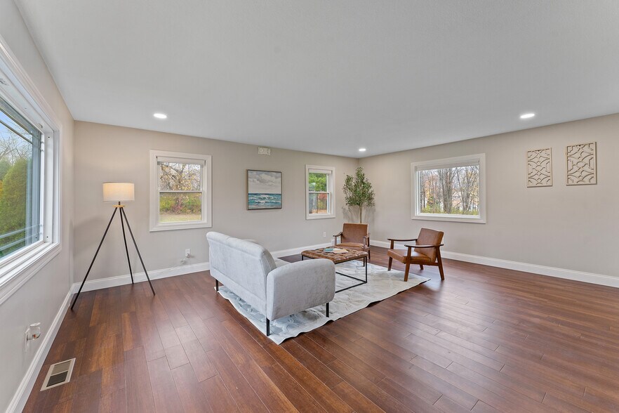 More Photos Of 784 McClurg Rd, Youngstown Office For Sale