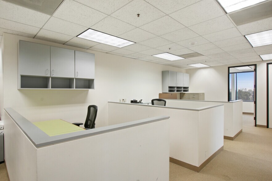 More Photos Of 1990 S Bundy Dr, Los Angeles Office For Lease