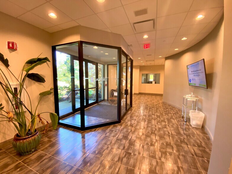 More Photos Of 370 Crossways Park Dr, Woodbury Distribution For Lease