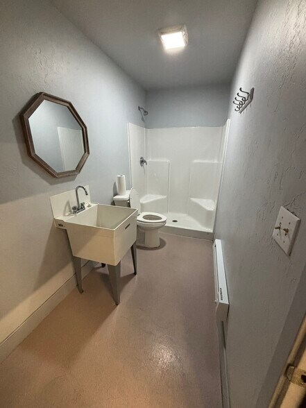 More Photos Of 270 E Day St, Pocatello Warehouse For Lease