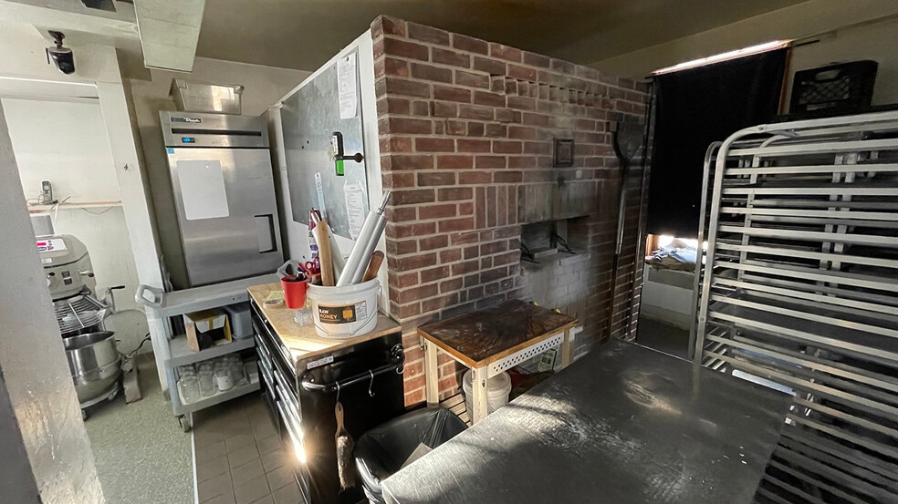 More Photos Of 858 Corydon Av, Winnipeg Freestanding For Sale