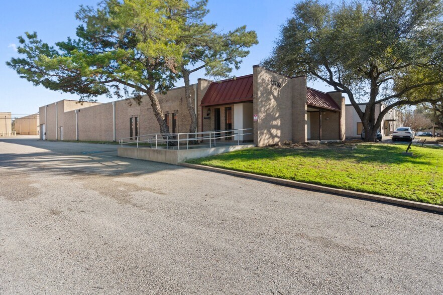 More Photos Of 13702 Gamma Rd, Dallas Light Manufacturing For Sale