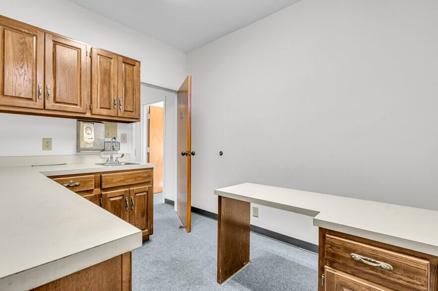 More Photos Of 2403 5th St N, Columbus Medical For Lease