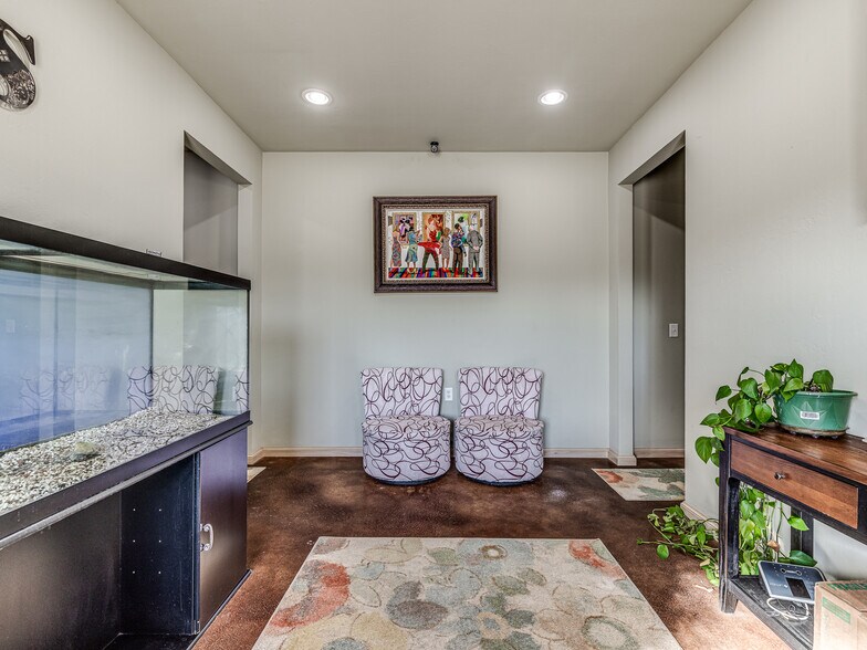 More Photos Of 1917 Commerce, Choctaw Office For Sale