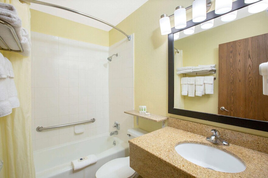 More Photos Of 1000 Woodbury Ave, Council Bluffs Hotel For Sale
