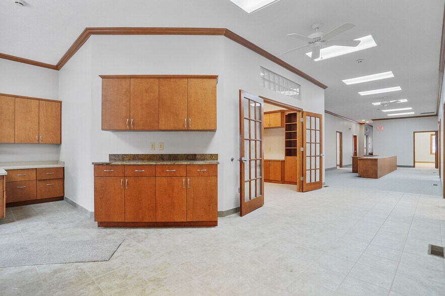 More Photos Of 120 W Aurora Rd, Northfield Medical For Lease