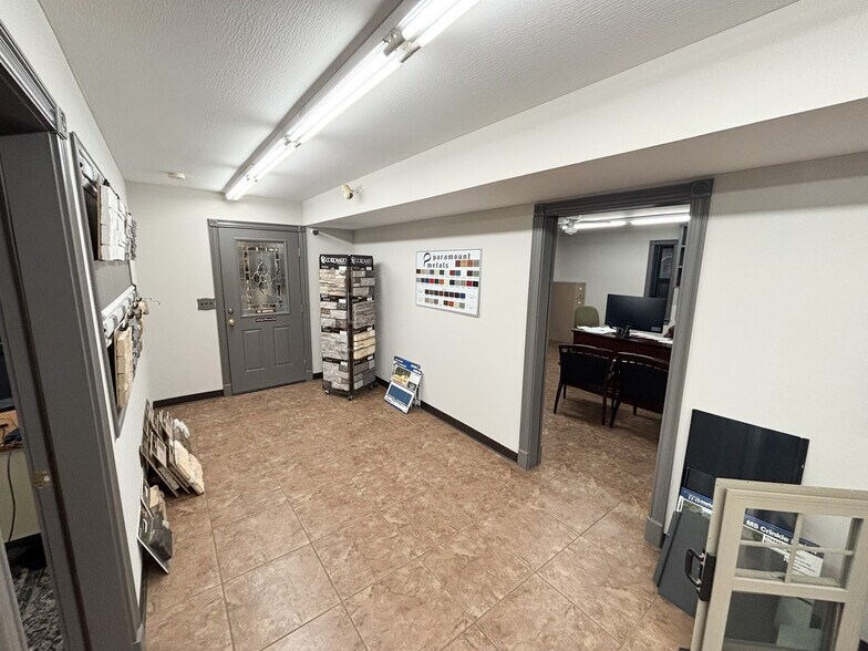 More Photos Of 2012 N Michael Ln, Nixa Warehouse For Sale