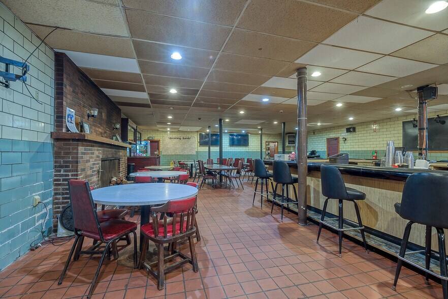 More Photos Of 1 Main St, Lyndora Restaurant For Lease