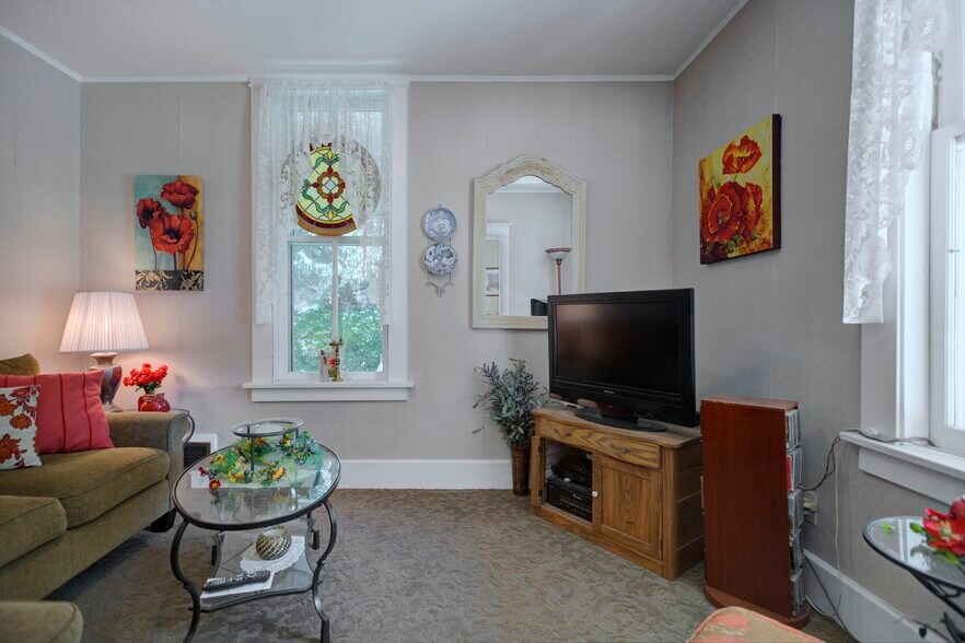 More Photos Of 1006 Court St, Imperial Hospitality For Sale