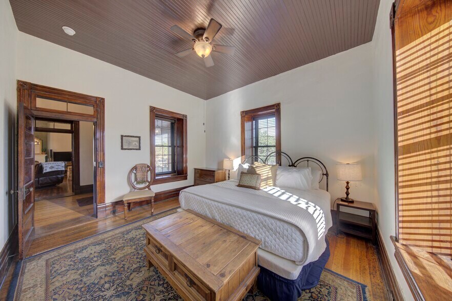 More Photos Of 405 W Avenue E, Alpine Specialty For Sale
