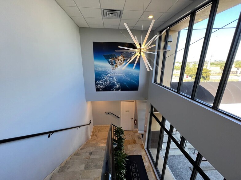 More Photos Of 1074 N Orange Ave, Sarasota Warehouse For Lease