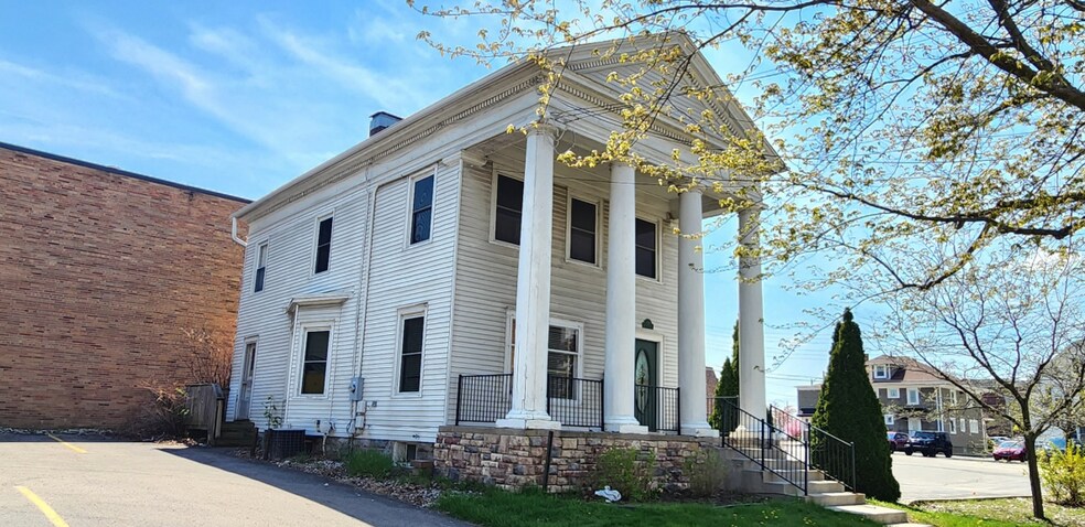 Primary Photo Of 105 W Hillsdale St, Lansing Medical For Lease