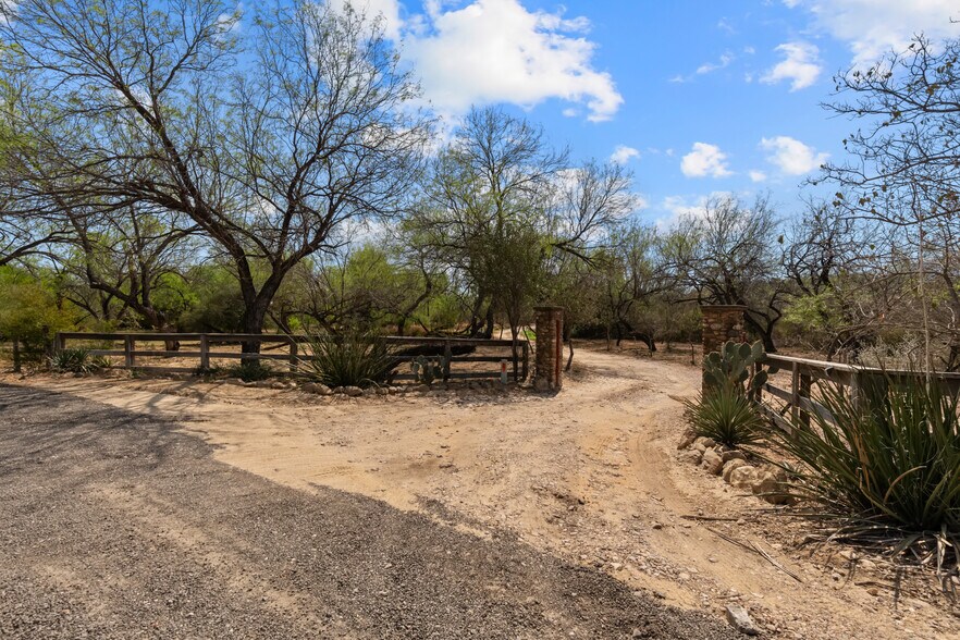 More Photos Of 961 El Pico Rd, Laredo Land For Sale