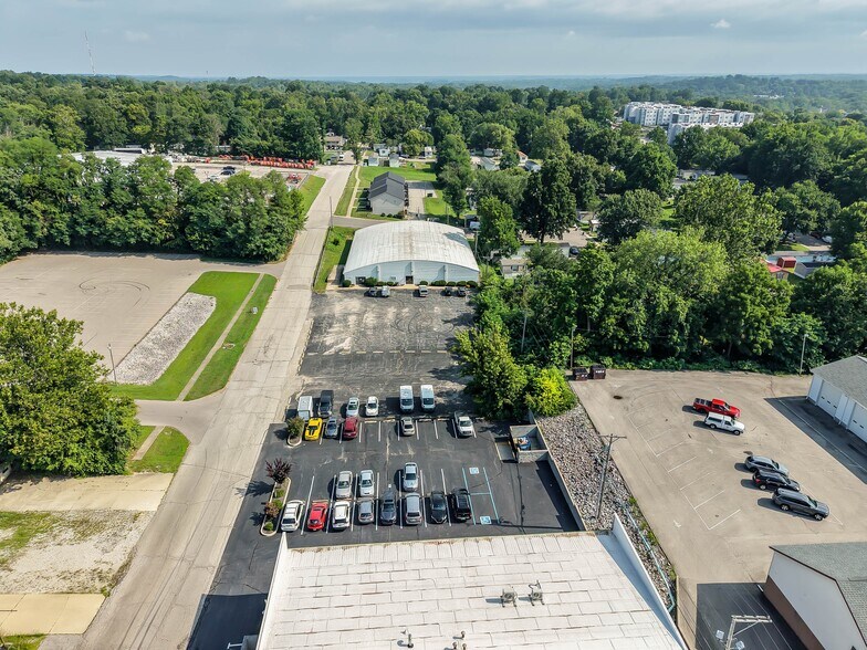 More Photos Of 1430 Willis Dr, Bloomington Warehouse For Sale