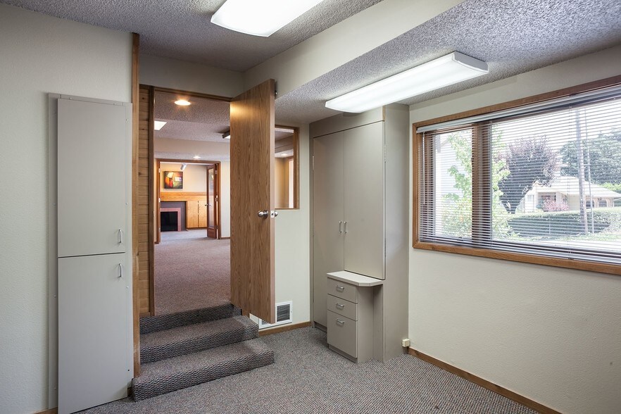 More Photos Of 1270 SW Parrish St, Lake Oswego Storefront Retail Office For Lease