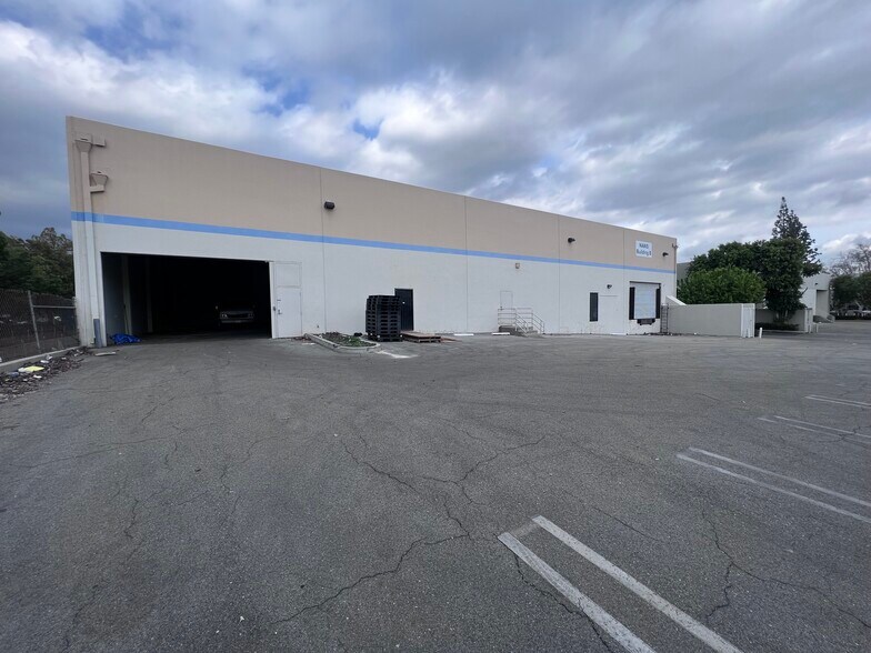 More Photos Of 19748 Dearborn St, Chatsworth Light Distribution For Lease