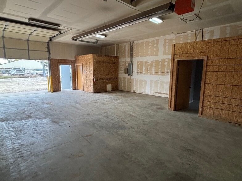 More Photos Of 1438 S Handley St, Wichita Flex For Lease