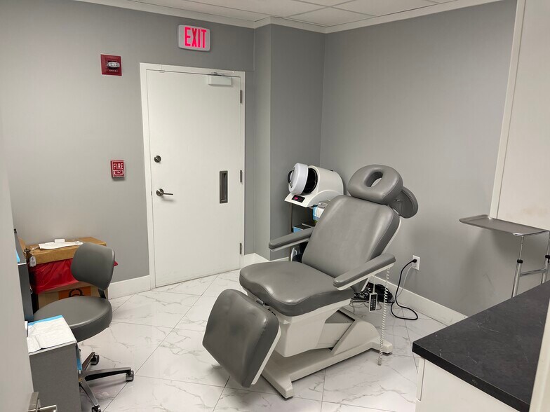 More Photos Of 1400 NE Miami Gardens Dr, Miami Medical For Lease