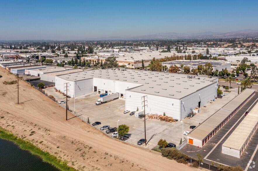 More Photos Of 4850-4852 E La Palma, Anaheim Warehouse For Lease